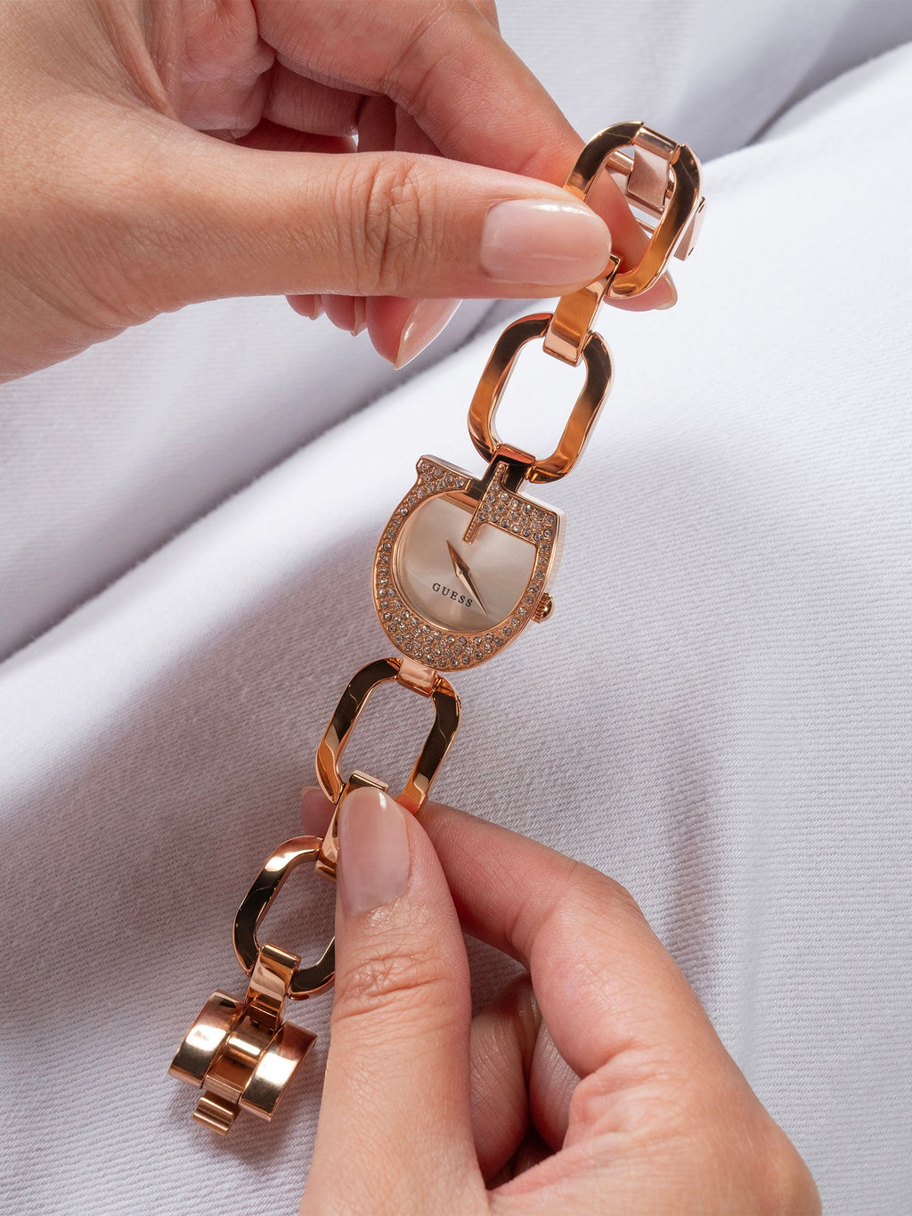 Analogue watch with G logo on dial 22 mm
