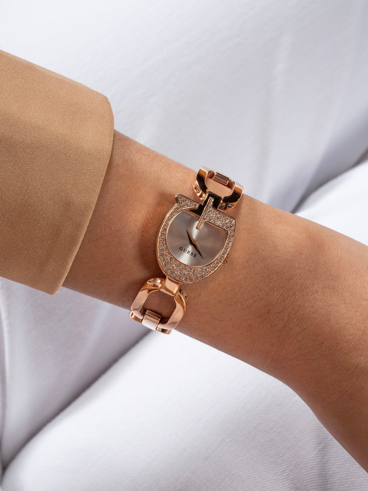 Analogue watch with G logo on dial 22 mm